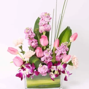 pretty-lady-vase-arrangement_2.webp